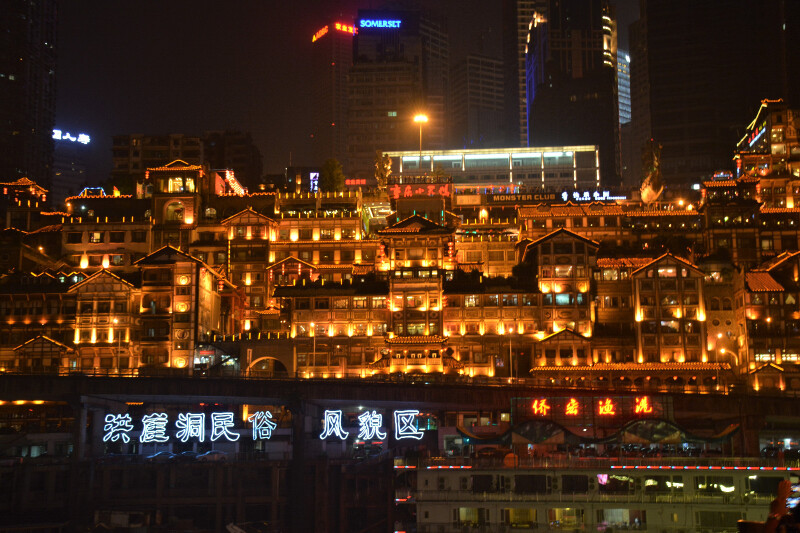 在游船上正面线上到的洪崖洞夜景,很有梦幻般的感觉