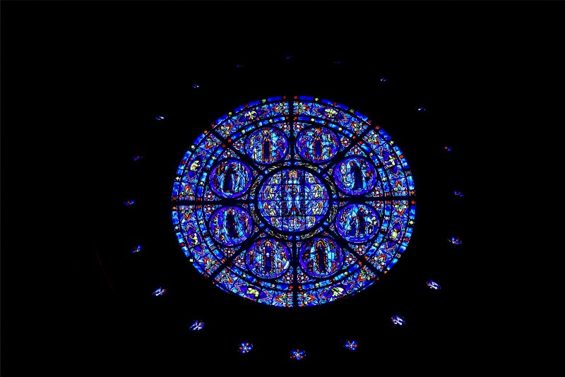 圣保罗大教堂座落在市中心的一个小山头上,所以我们沿着山坡慢慢走