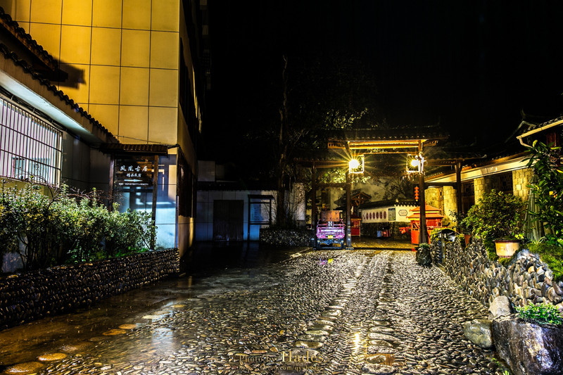 夜晚雨後的村中安靜無人.