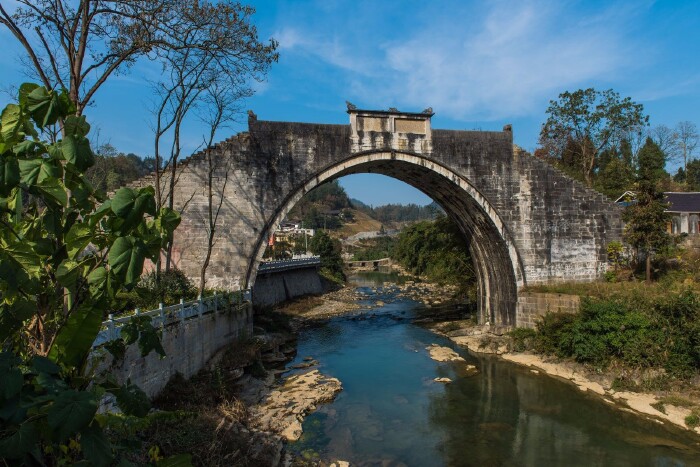这座始建于清朝光绪三十二年,被称为黔北第一古石桥,在上面走一走,会