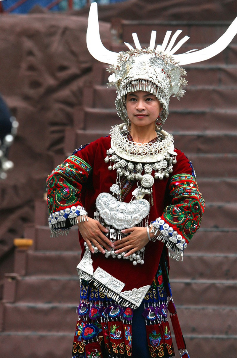 盛装打扮的湘西苗族女子,头戴青帕银凤冠,苏山耳环吊两边,颈围银项圈