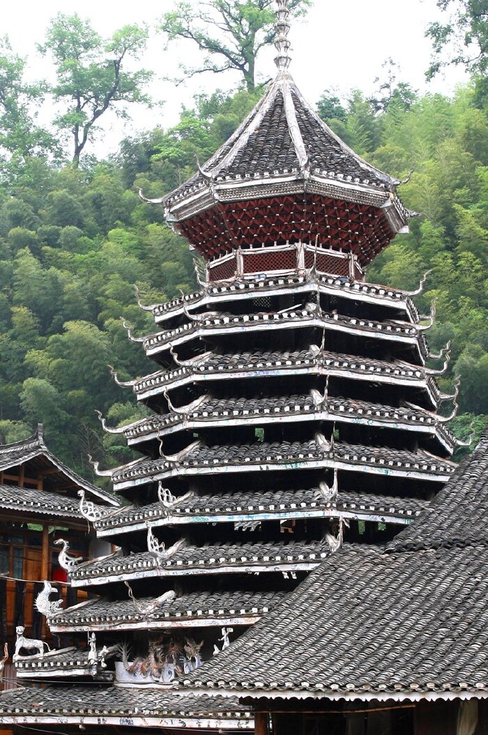 从外观上来看,侗族鼓楼是一种极富有视觉效果的建筑.