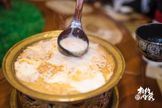 锅茶:酸奶渣,奶皮子,炒米,酸奶豆腐,甜奶豆腐