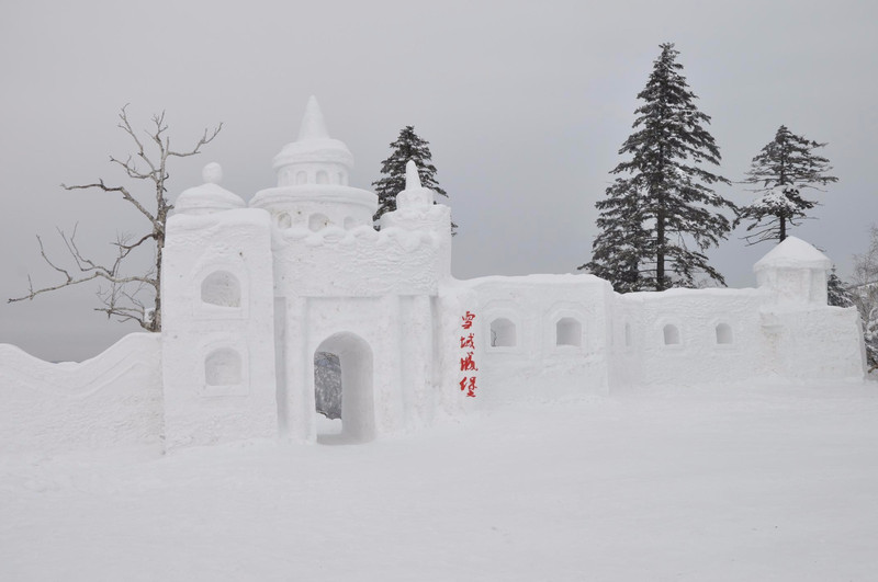 中午团餐点旁的雪城堡