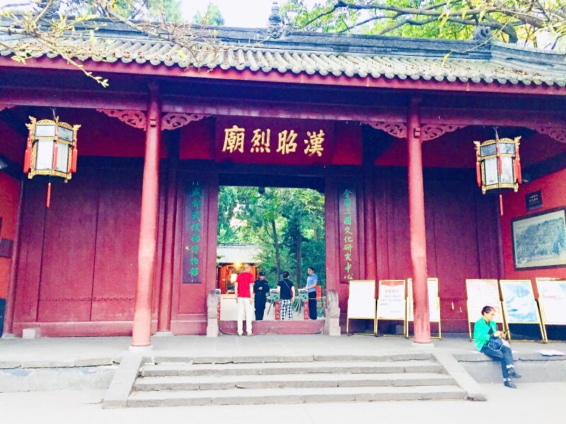 武侯祠分为三国历史遗迹区,锦里民俗区,三国文化体验区三大板块.