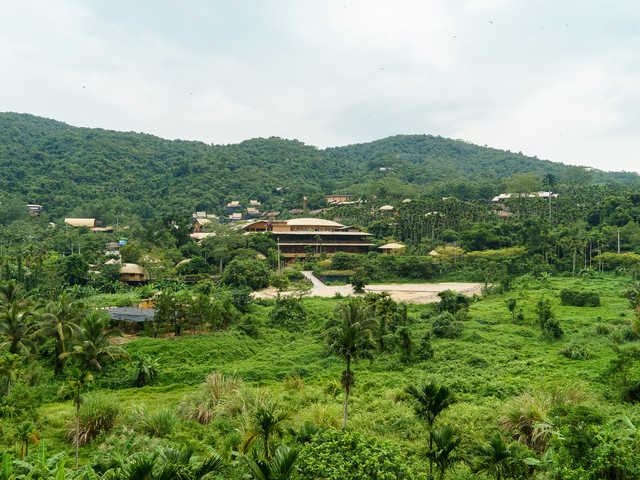 2,景區由非遺村,甘什黎村,雨林苗寨,夢想田園四大板塊組成;大型實景