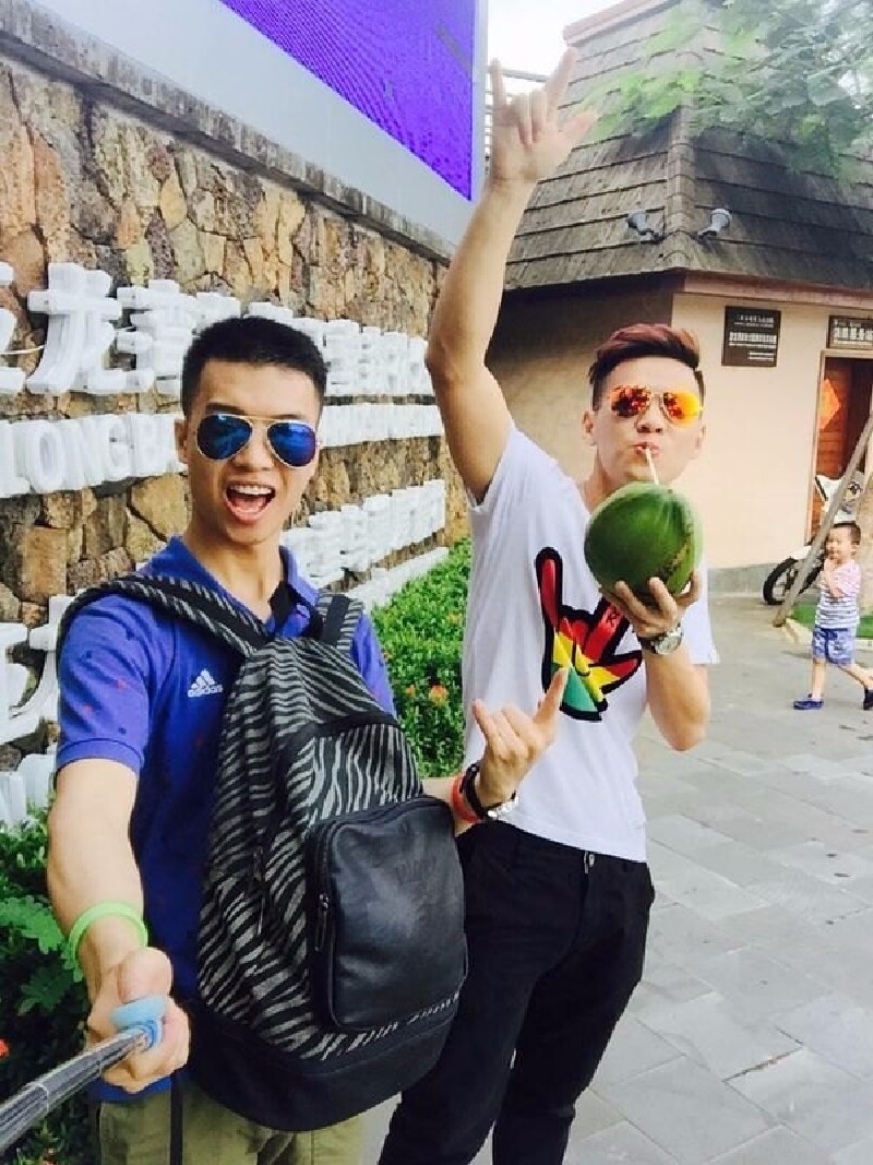 只要是帅哥到哪里都不会忘记自拍!