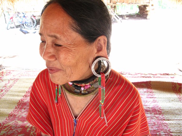 这是长耳族,夸张的只剩下一圈橡皮筋了,我总感觉耳洞好冷.