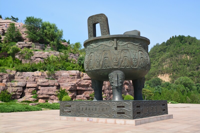 第一级广场中有一高6米的大鼎——炎黄鼎,二级广场的东西两端摆放约五