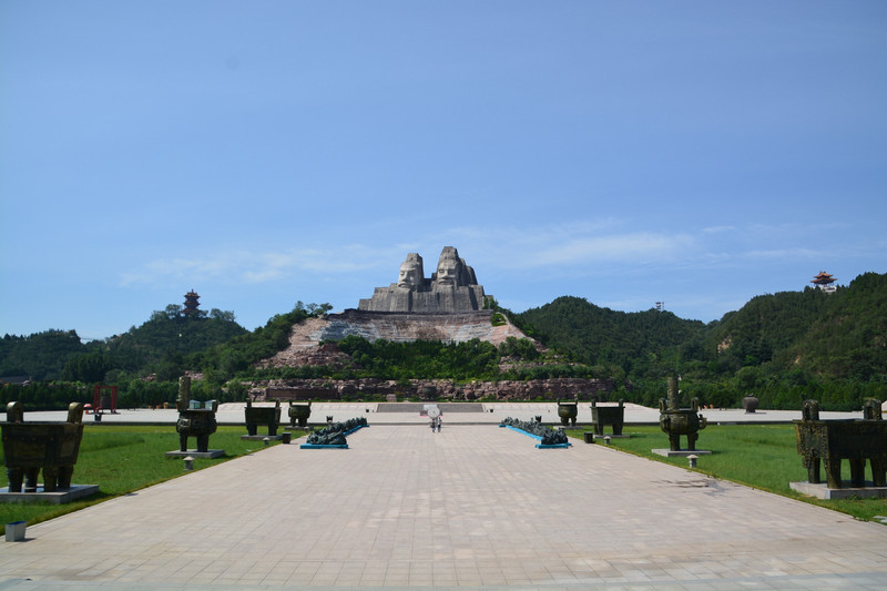 黄河风景名胜区                     炎黄广场