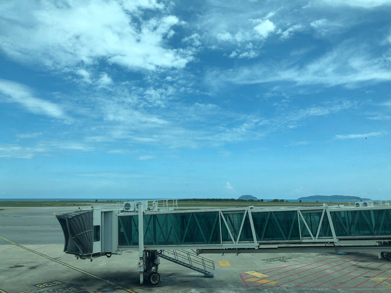 亚庇的临海机场,非常非常美