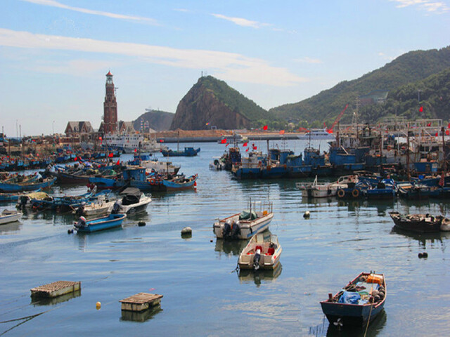 渔人码头渔人码头大连老虎滩渔人码头是一个临海码头,位于中山区滨海