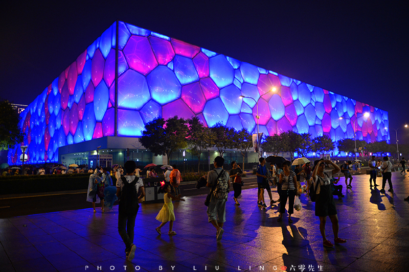 彩色的水立方,霓虹灯不断变化色彩,有点像