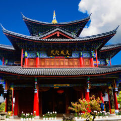 中国云南:云南木府,蓝天白云下的巍峨古建筑
