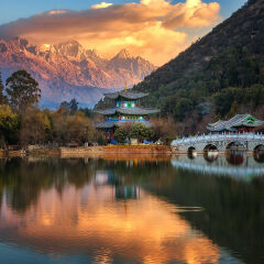 黑龙潭公园日照金山