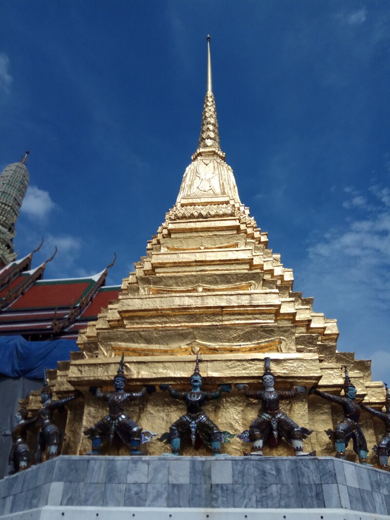 贴满黄金的佛塔