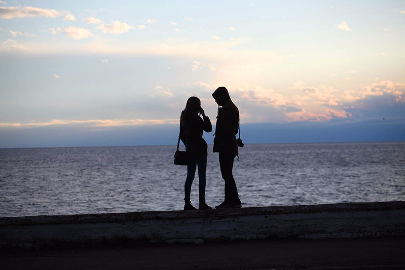 贝加尔湖畔情侣图片图片