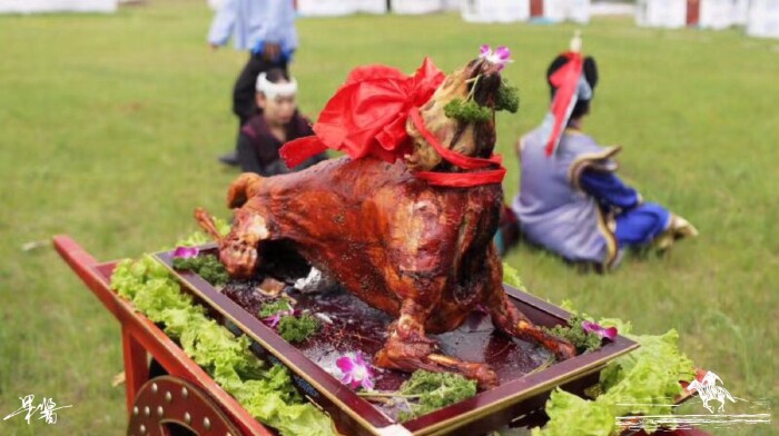 尤其推荐手把肉,烤全羊,烤羊腿,还有草原上的牛奶,奶酒,奶酪