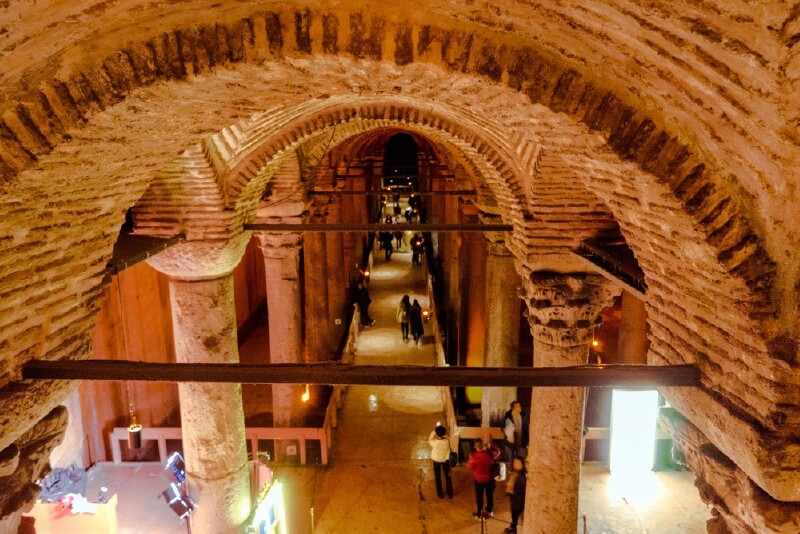 图,建造地下巨型砖拱需要高度的智慧和技能,那个年代更不是件容易的事