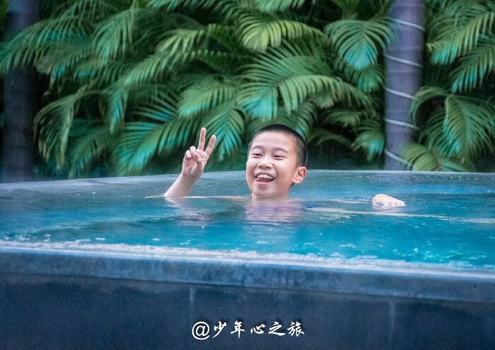 玩累了回去,路过刚刚的室外游泳池,已经有小孩在里边泡温泉了,对的,是