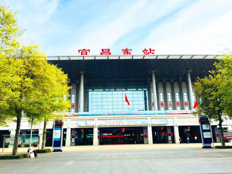               宜昌东站门口可罗