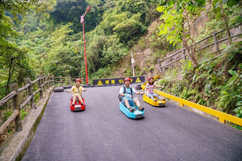 坐电瓶车到半山,然后有专门的服务人员教你如何操纵滑车