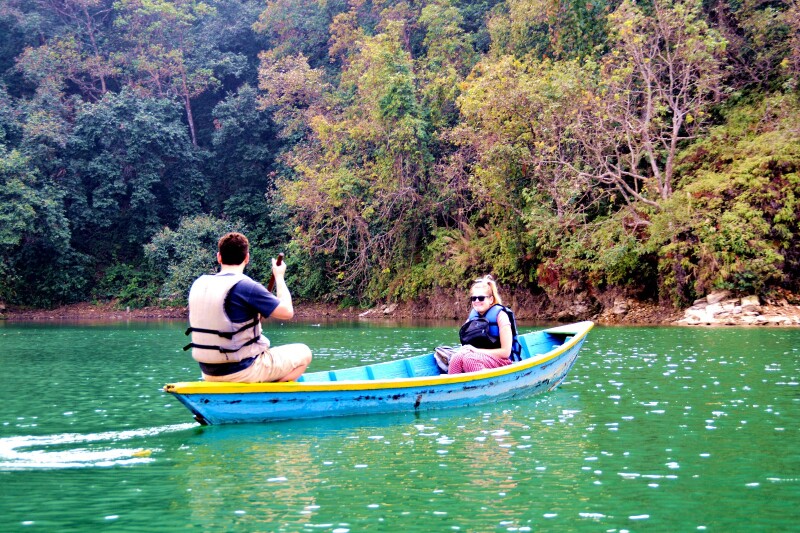 看见一对小夫妻,划着小船.