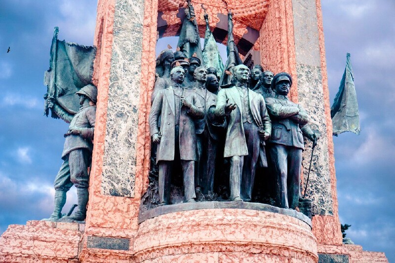 塔克西姆广场独立纪念碑上的雕塑群像,立于前面的是土耳其伟人凯末尔