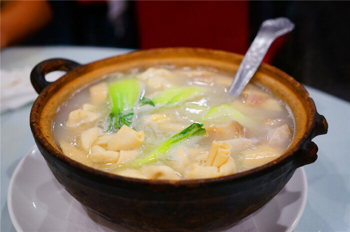    腌笃鲜砂锅也不错.