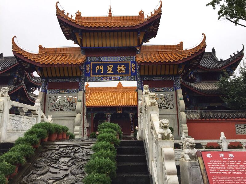 天子之学称"辟雍",周围水池环绕;诸侯之学称"泮宫",池水只能半之,故称