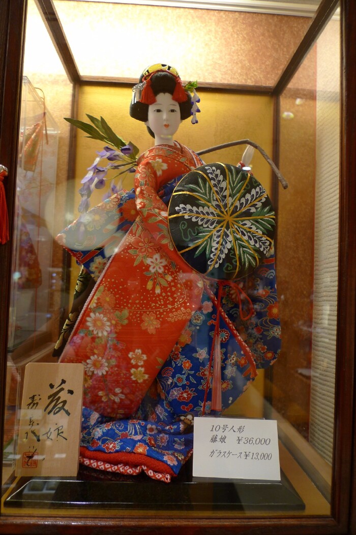 叫做"藤娘"的巨型人偶