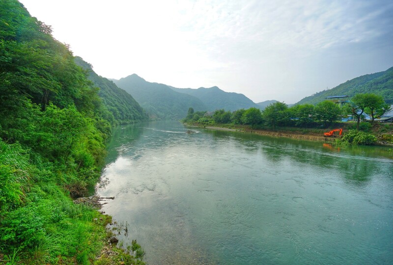 秋浦河发源于李吴山(古属秋浦县,今归安徽省石台县珂田乡),至贵池杏花