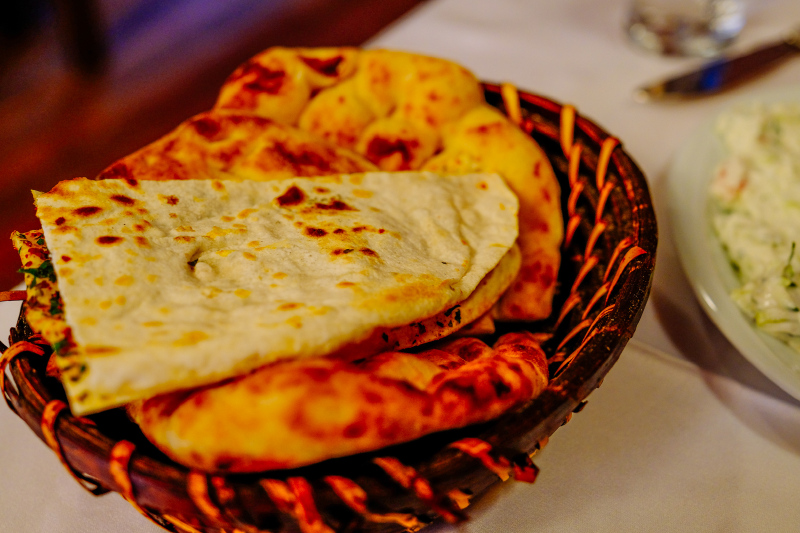 饼是送的,相当于主食,有点类似于馕,在土耳其吃饭,基本每家都会送,要