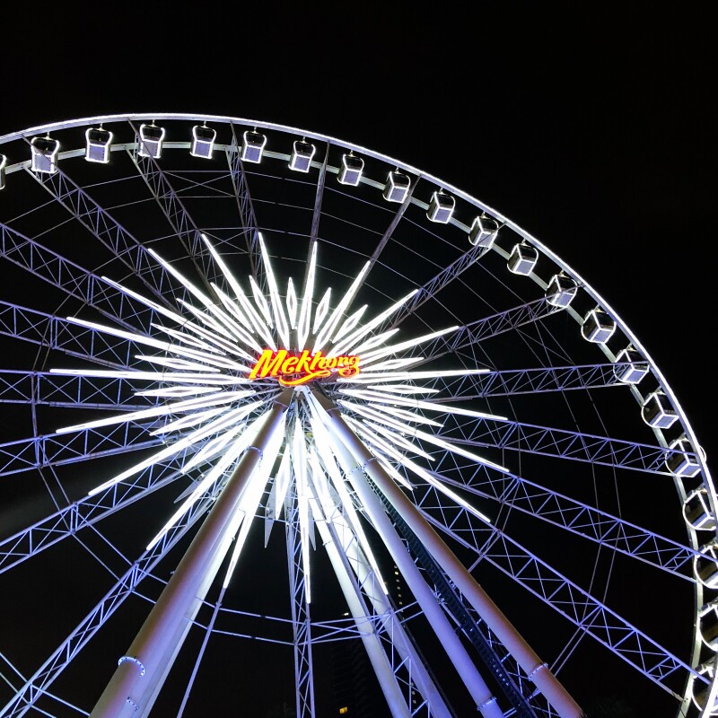 曼谷河滨夜市                     河畔夜市的摩天轮