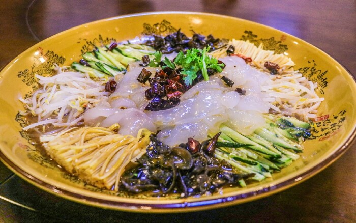 再加之东北与俄罗斯,朝鲜的交流,使得东北菜成为了国内外美食界的一颗