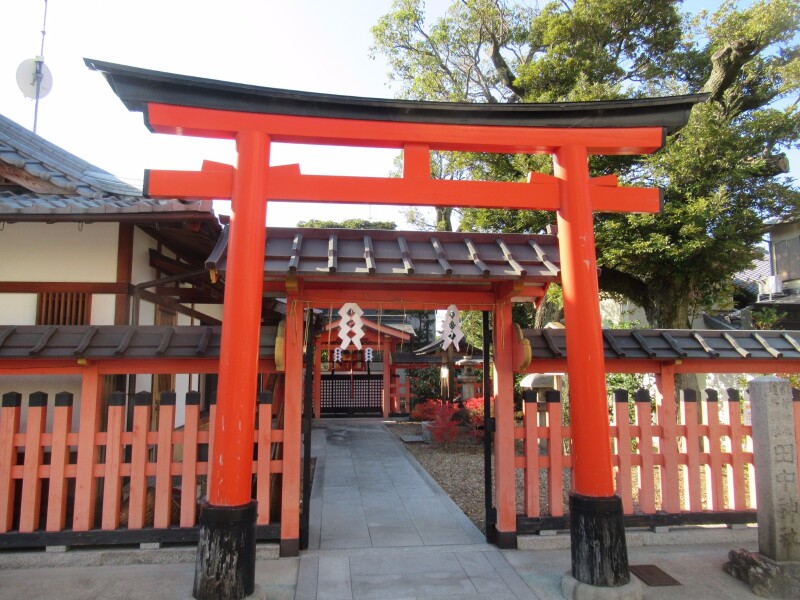 途经一家神社,叫田中神社.