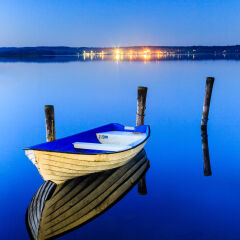 北极圈夏夜的小船