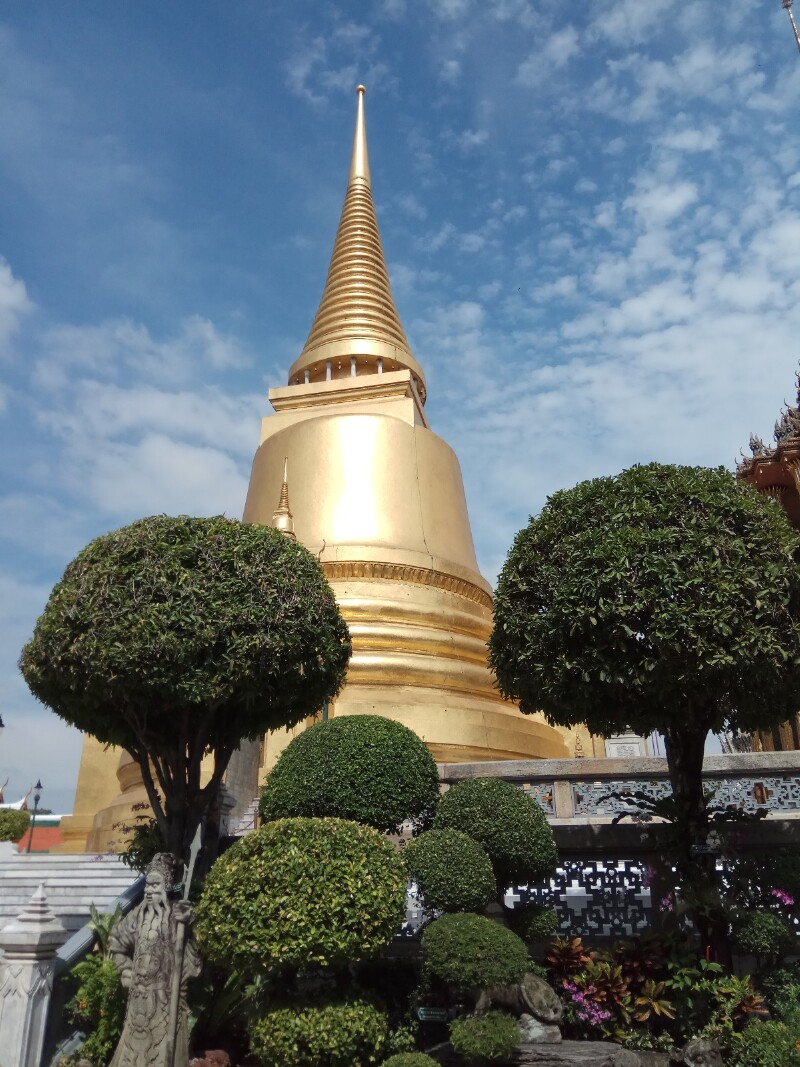 蓝天下的黄金宝塔光彩夺目!