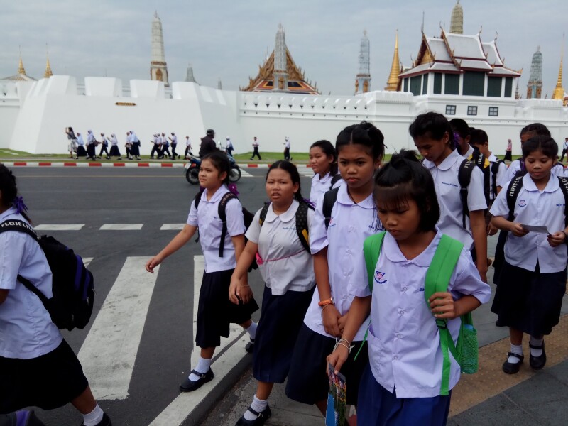 参观大皇宫的泰国小学生