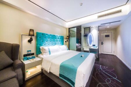 【希岸酒店(重庆观音桥步行街地铁站店)】地址:观音桥建新东路7号纵横