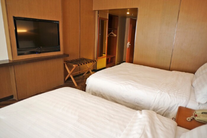 小长假出行,特价机票就别想了,我们买了z247硬卧,前一天20:42从上海