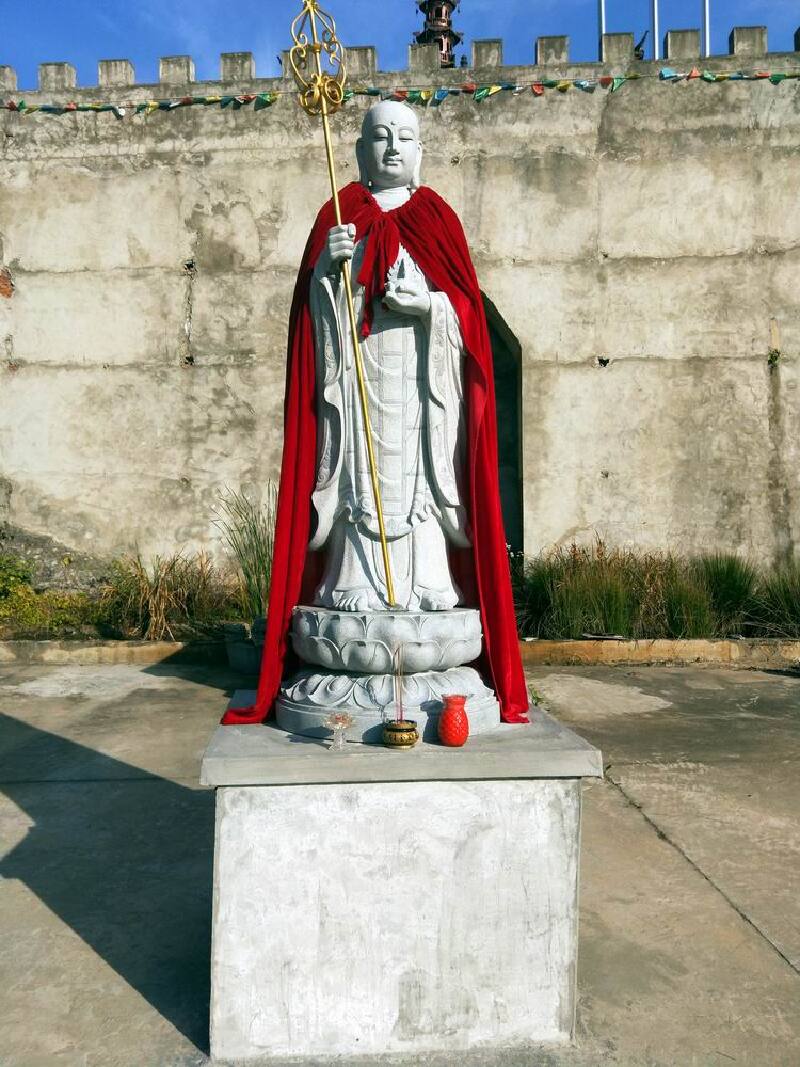 图为云居寺前的佛像.