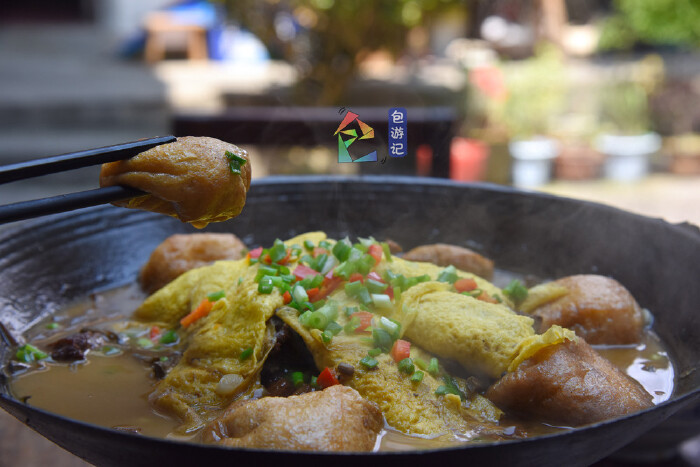 两个人点了一份当地特色菜胡氏一品锅,一道蕨菜腊肉再加店家送的腌