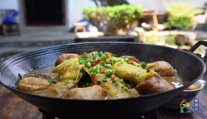 两个人点了一份当地特色菜胡氏一品锅,一道蕨菜腊肉再加店家送的腌