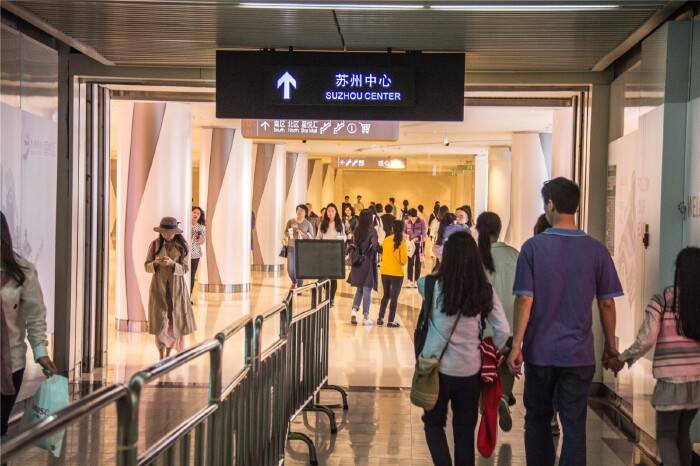 苏州中心其实是一个shopping mall,也就是购物中心.