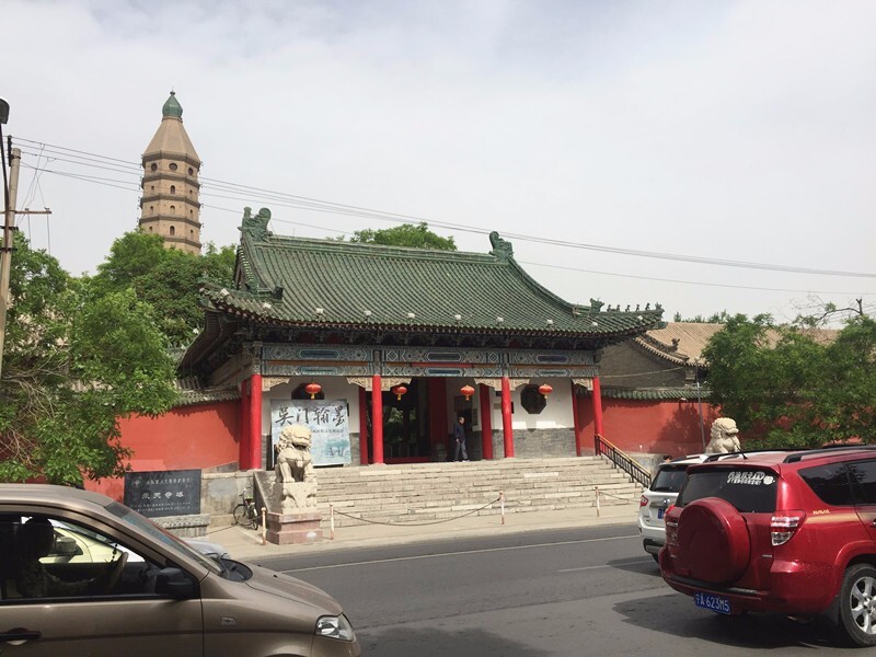 鼓楼,台基比较高,上面由楼阁,角坊组成