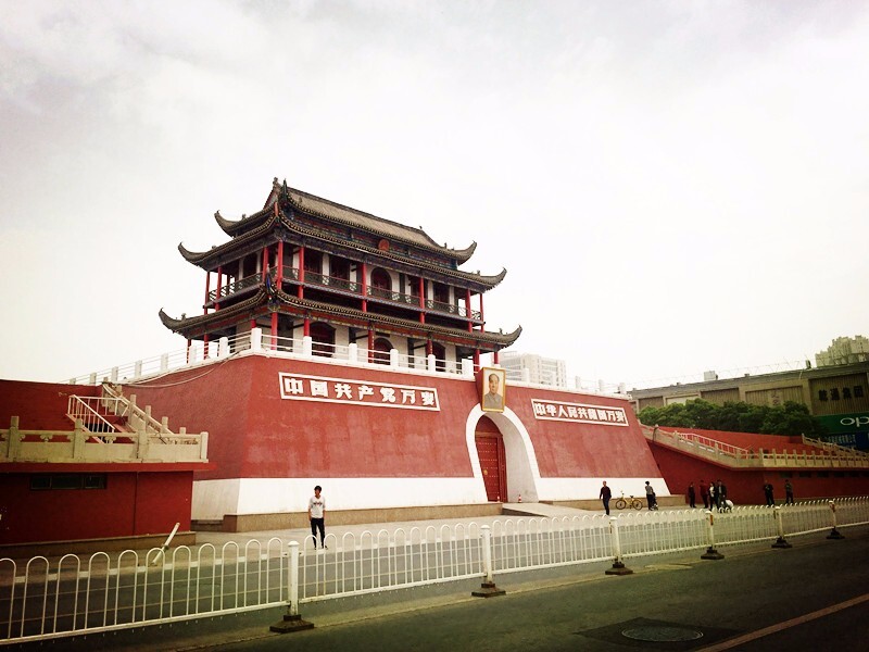 鼓楼,台基比较高,上面由楼阁,角坊组成