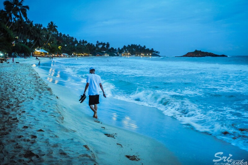 我们沿着沙滩缓缓漫步,看形形色色的人们.