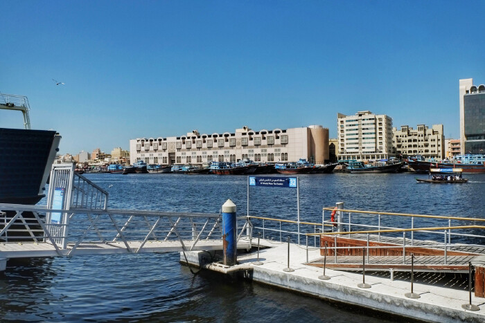 阿拉伯大屋旁边就是迪拜河,迪拜的母亲河,在1960年发现石油之前,当地