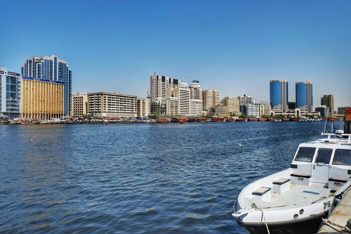 阿拉伯大屋旁边就是迪拜河,迪拜的母亲河,在1960年发现石油之前,当地